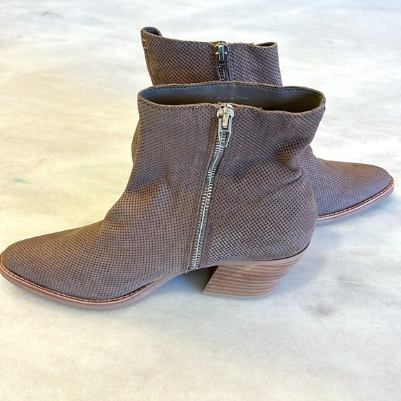 Dolce Vita Asha Ankle Boots Booties 8.5 Perforated Suede Leather Taupe - Picture 3 of 9